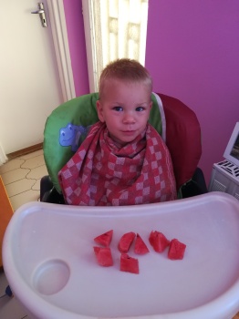 Simeon loves watermelon/ Simi nagyon szereti a dinnyét